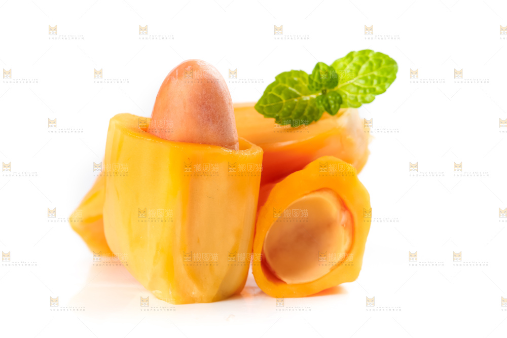 白底上摆放着红心菠萝蜜