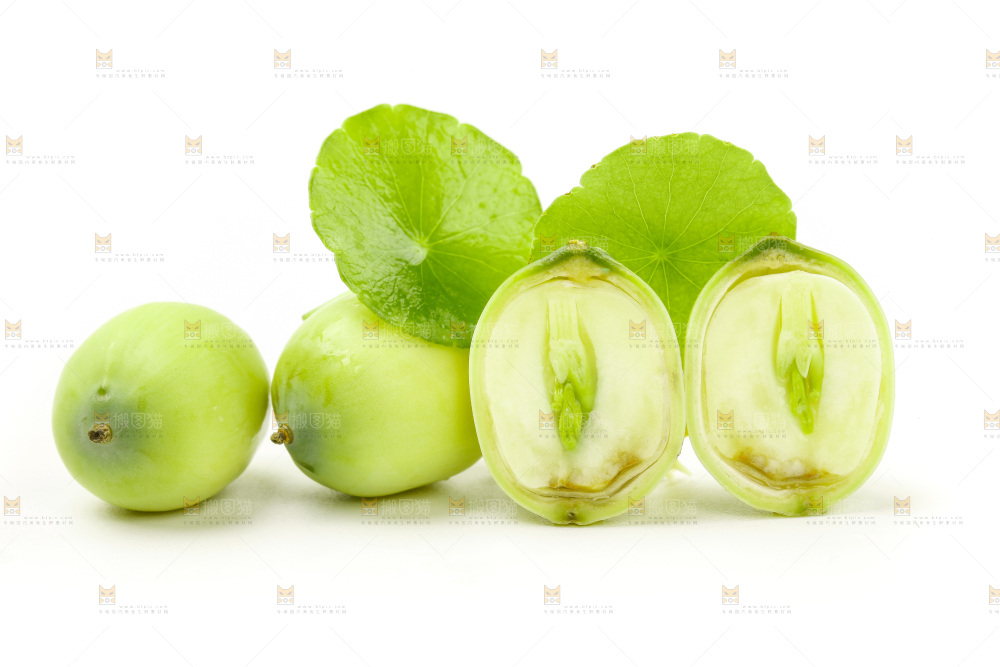 白底上放着切开的嫩莲子