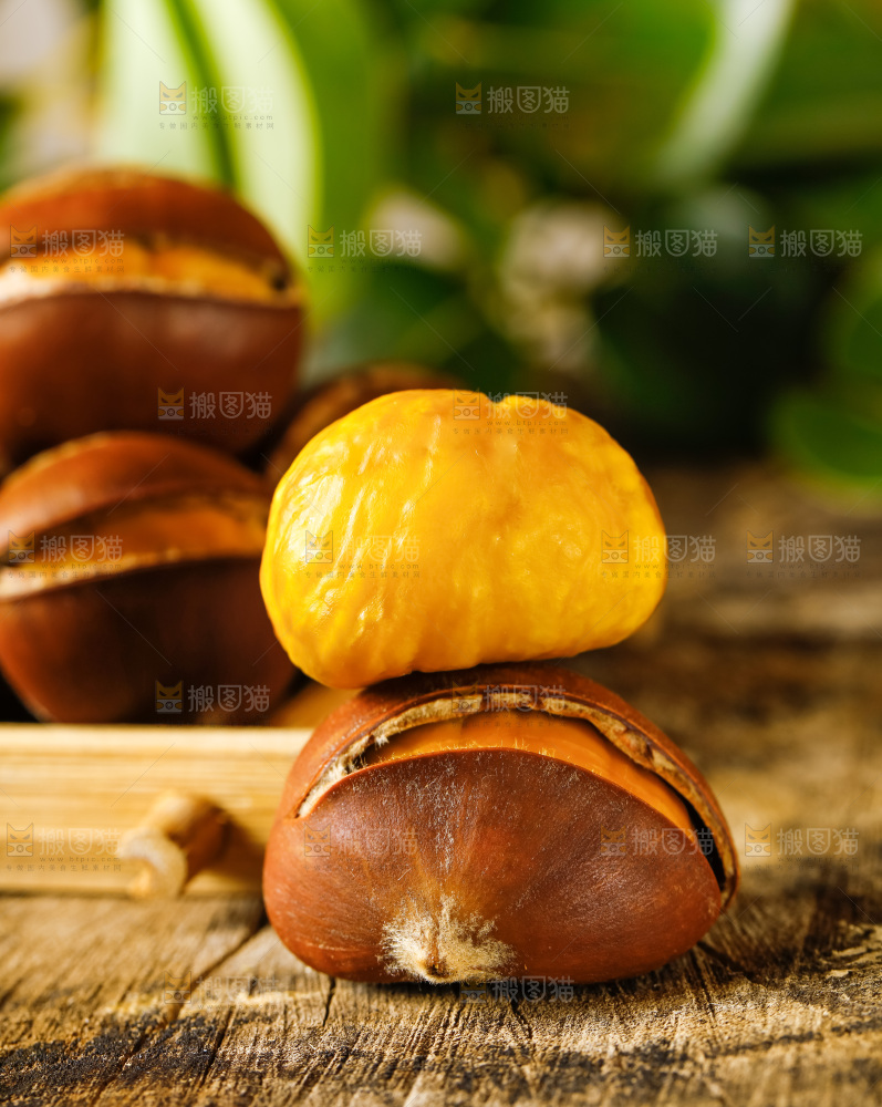 深底上放着生板栗