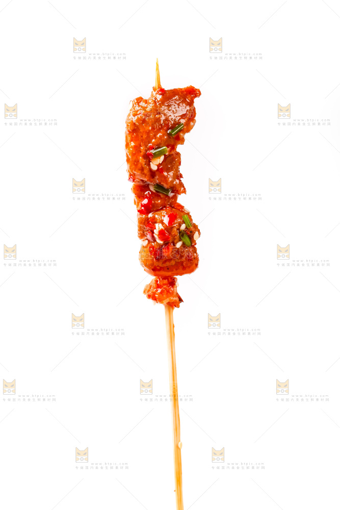 白底上的肉串