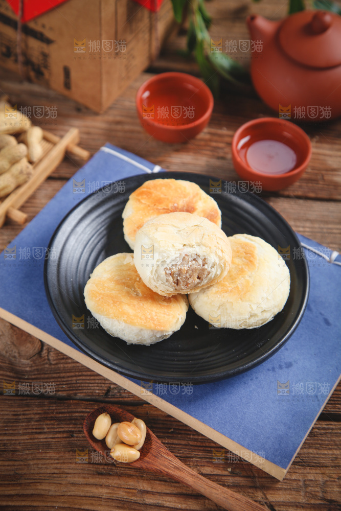 浅底上放着一盘豆沙酥饼
