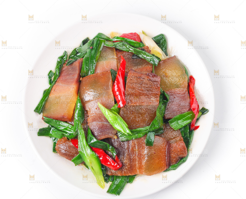 盘子里装着腊肉炒蒜苗