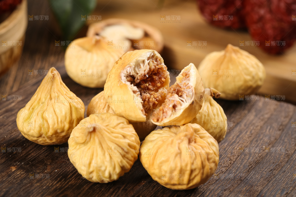 木板上的土耳其无花果干