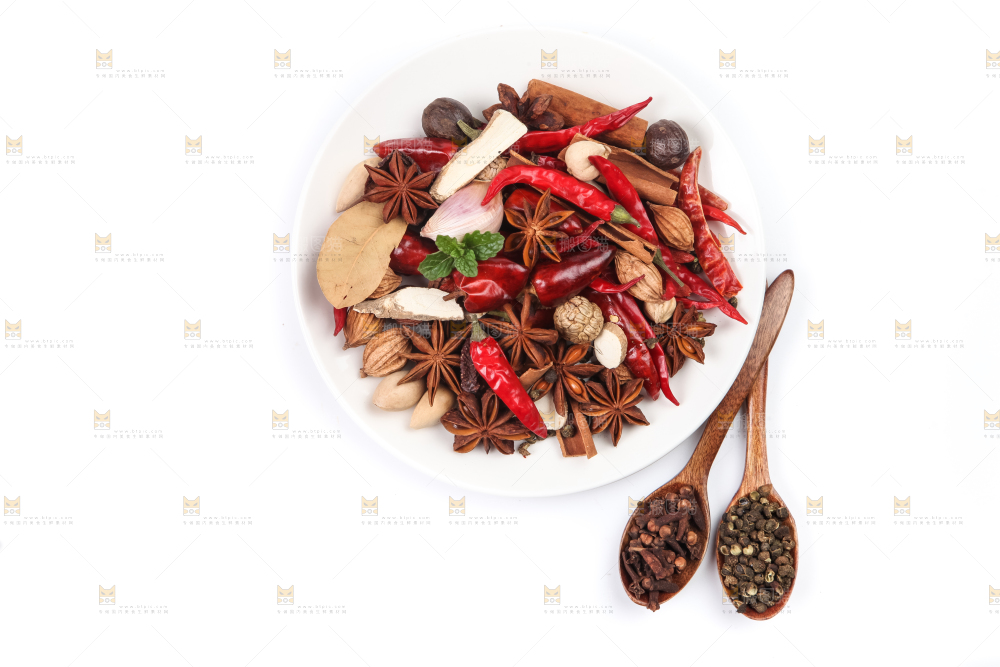 白底上放着香料组合