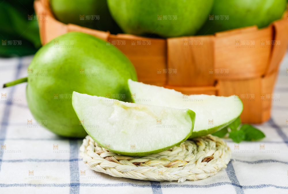 格子布上放着青皮梨