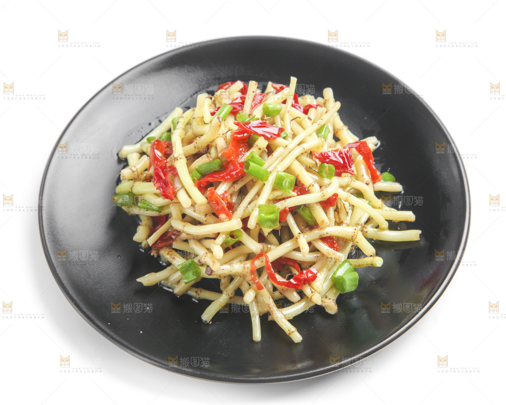 盘子里装着炒鱼腥草
