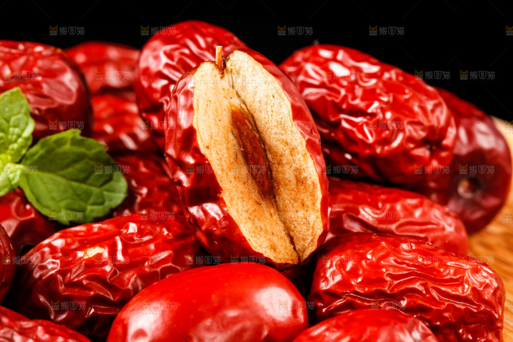 黑底上放着一堆大枣
