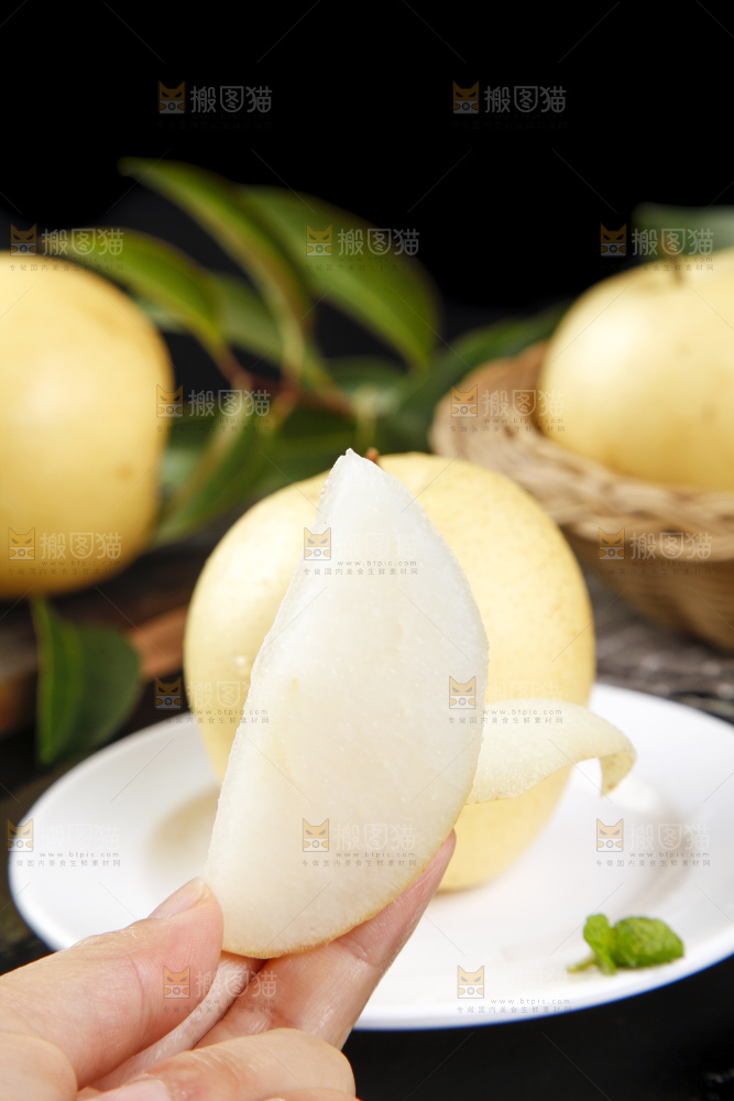 手里拿着新鲜梨子