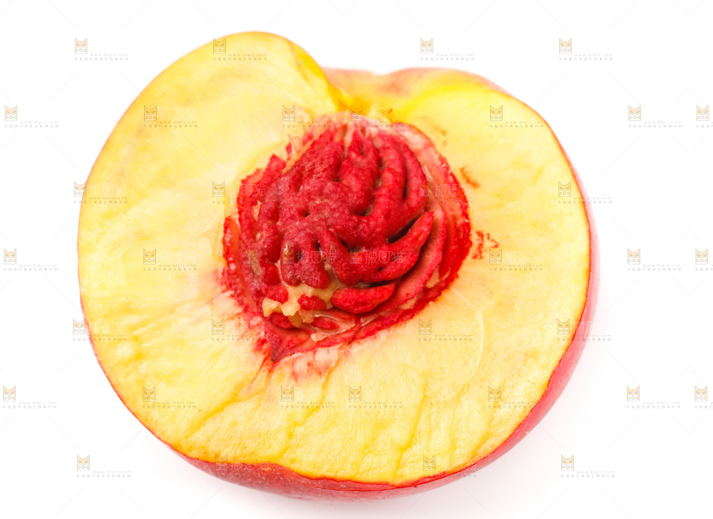 白底上放着切开的油桃