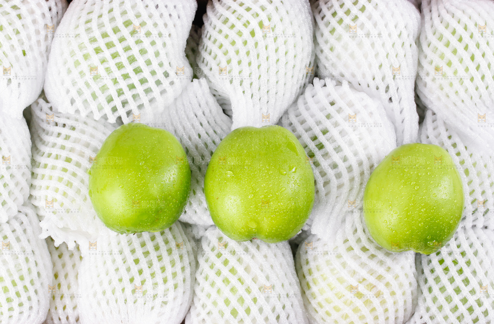 白底上放着一箱牛奶青枣