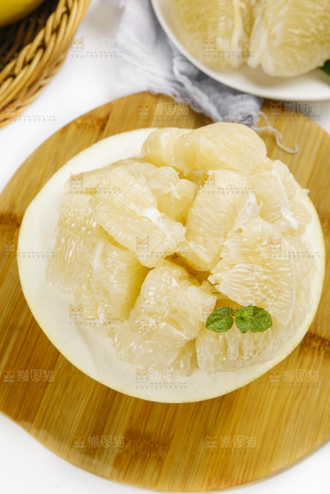 盘子里装着平和白心蜜柚