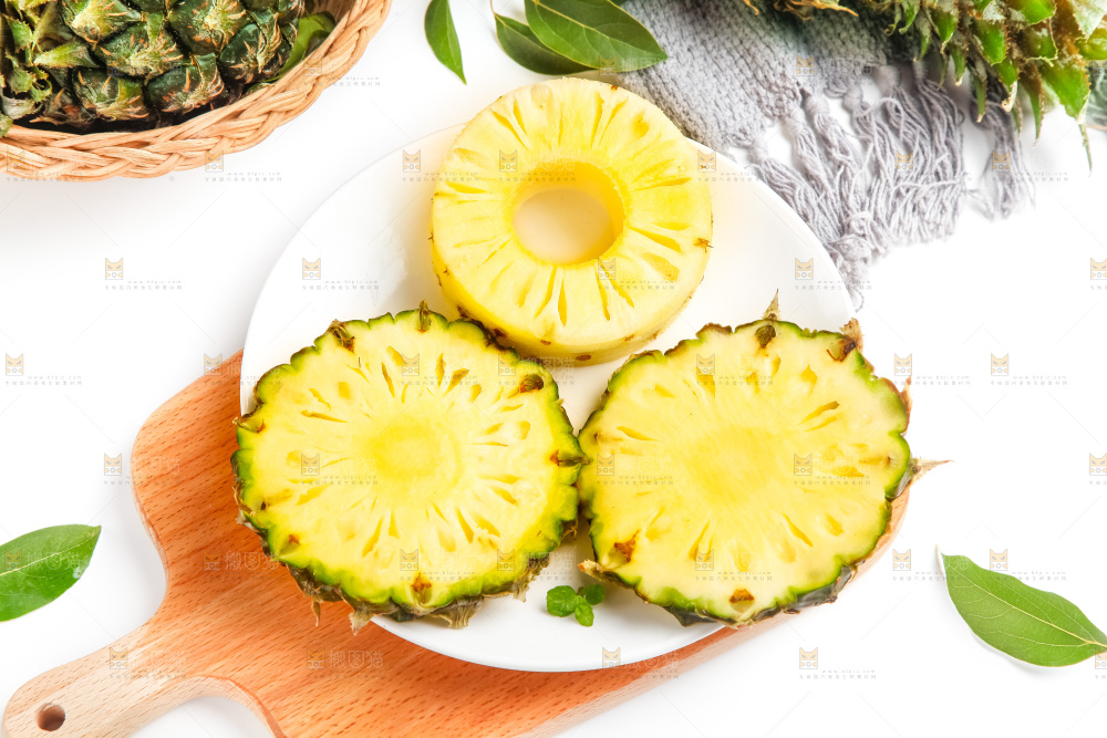 盘子里的泰国香水小菠萝