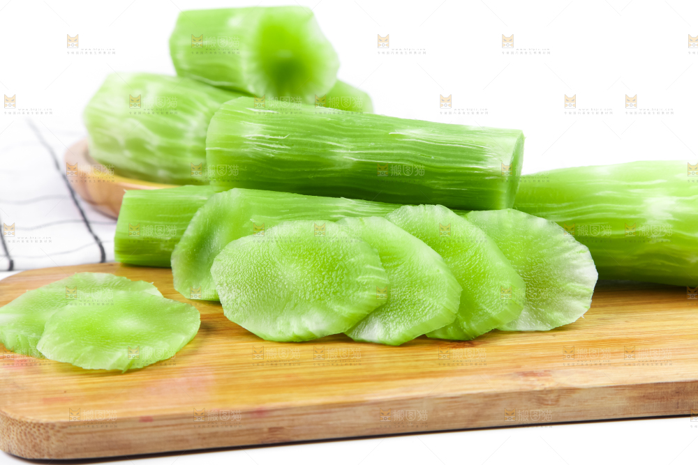 木板上放着莴苣