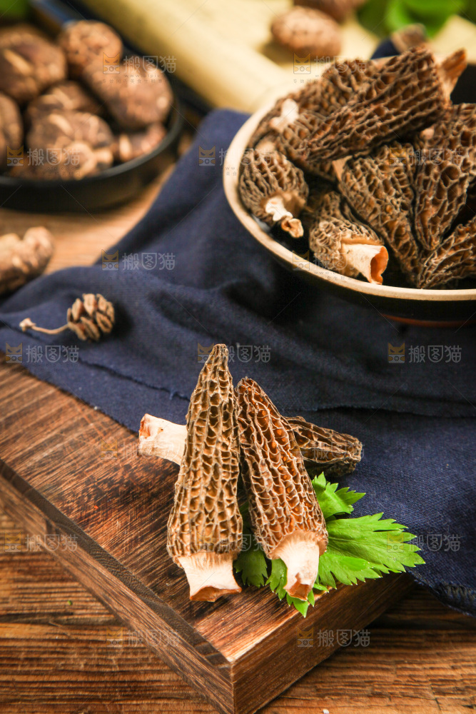 浅底上放着一盘肉串