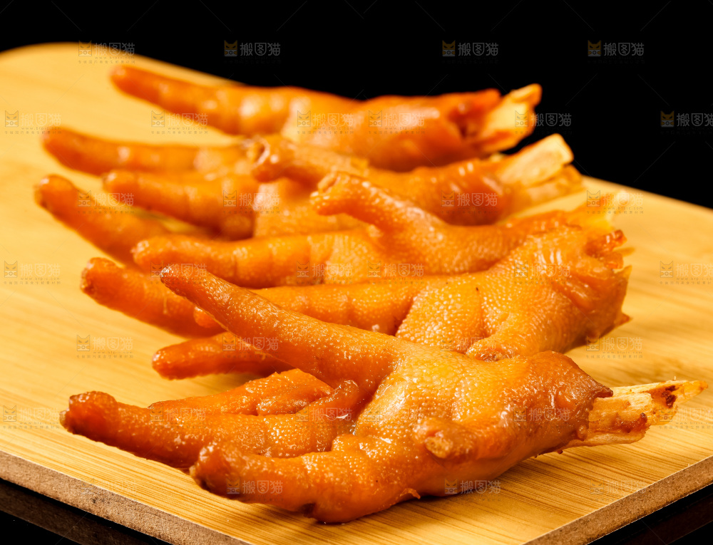 木板上的卤鸡爪