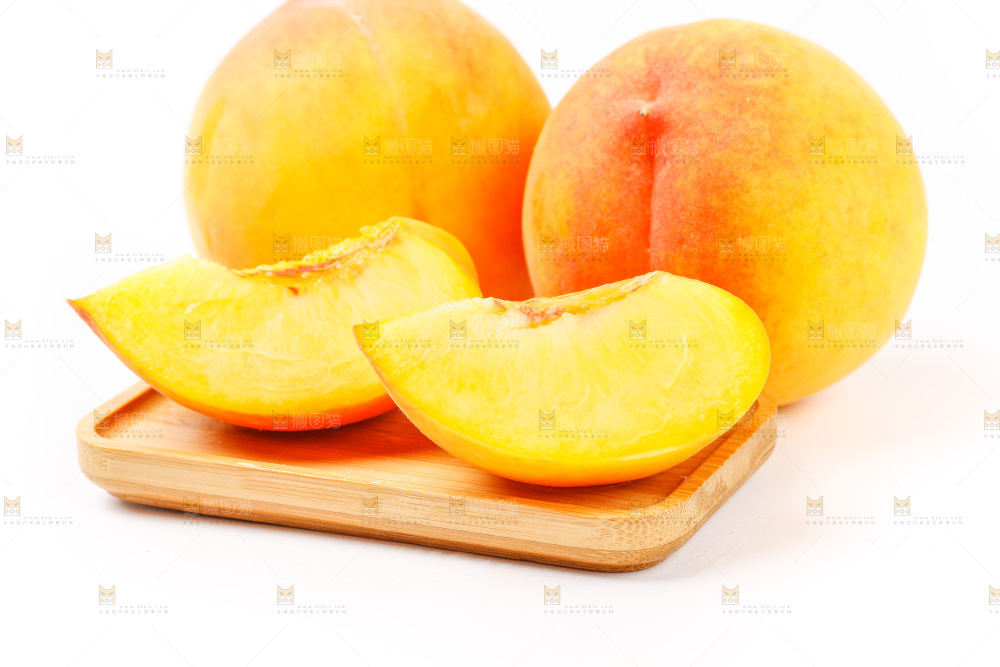 白底上放着山东黄桃