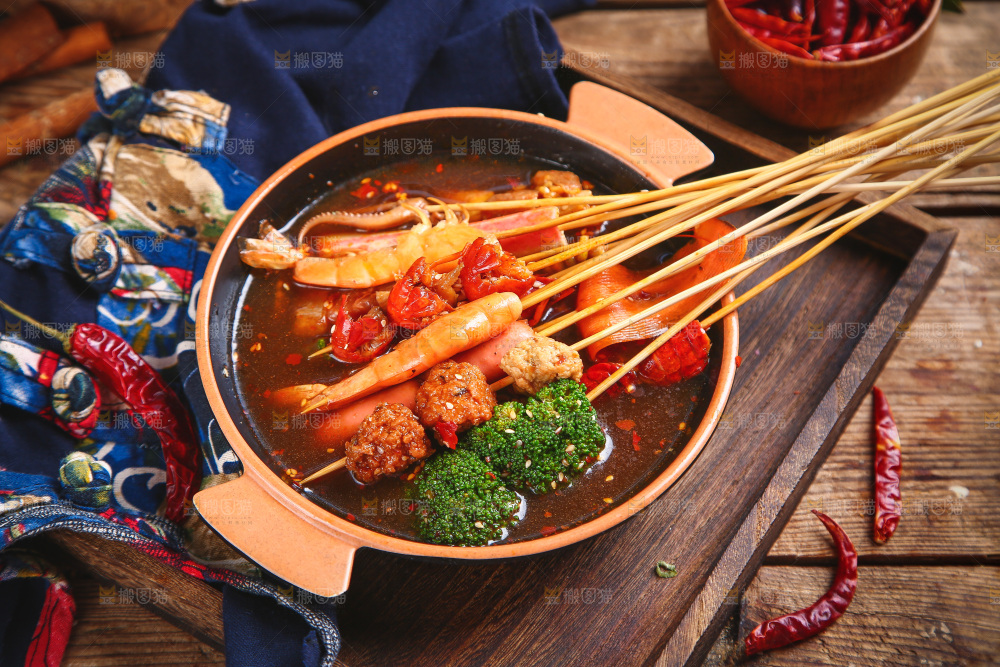 木底上放着一碗麻辣串