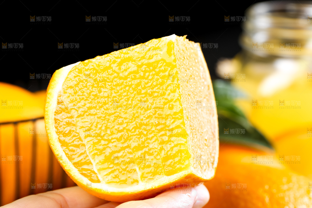 黑石板上的甜橙