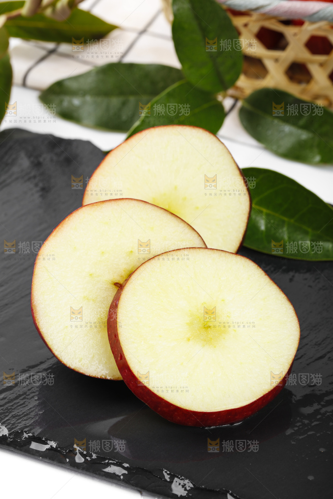 石板上摆放着美国蛇果