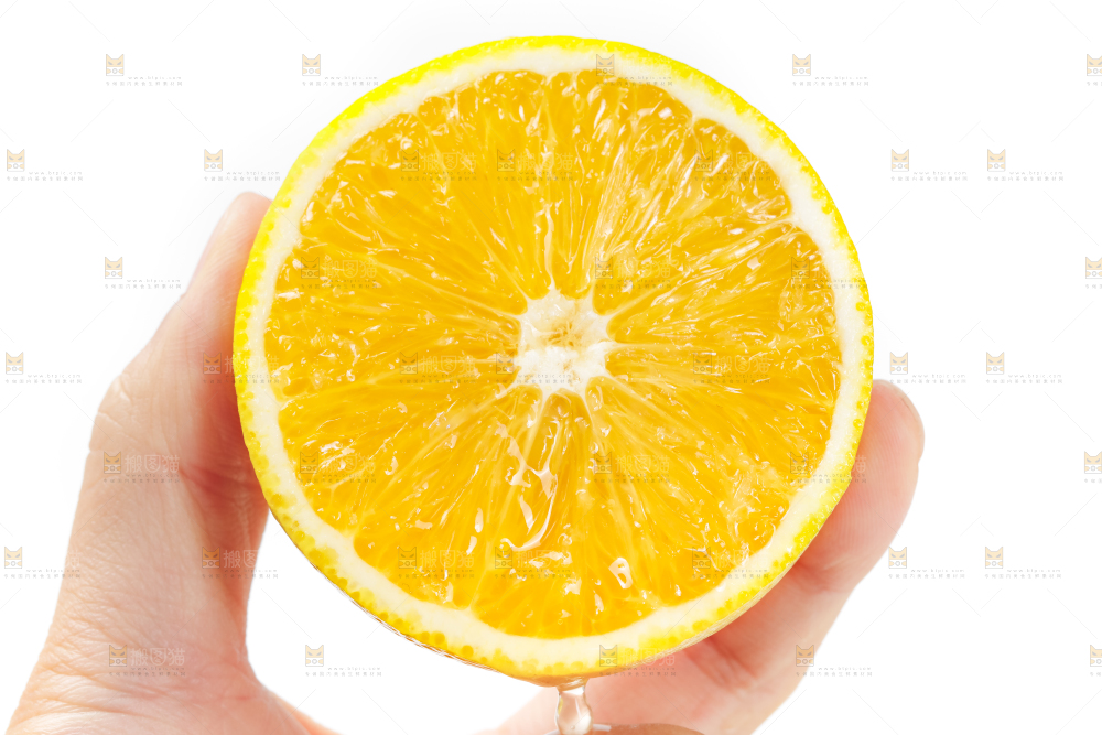手里拿着新鲜褚橙