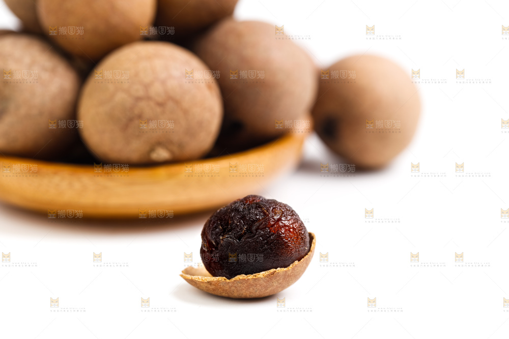 一盘莆田桂圆干放在白底上