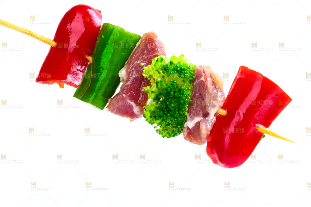 白底上的肉串