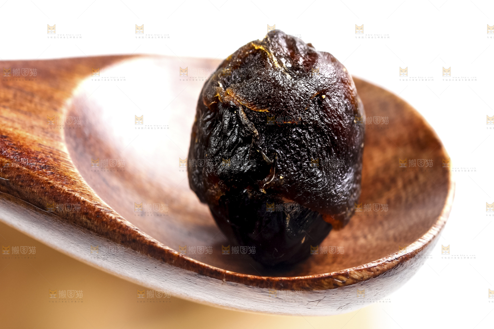 勺子里装着去壳的桂圆
