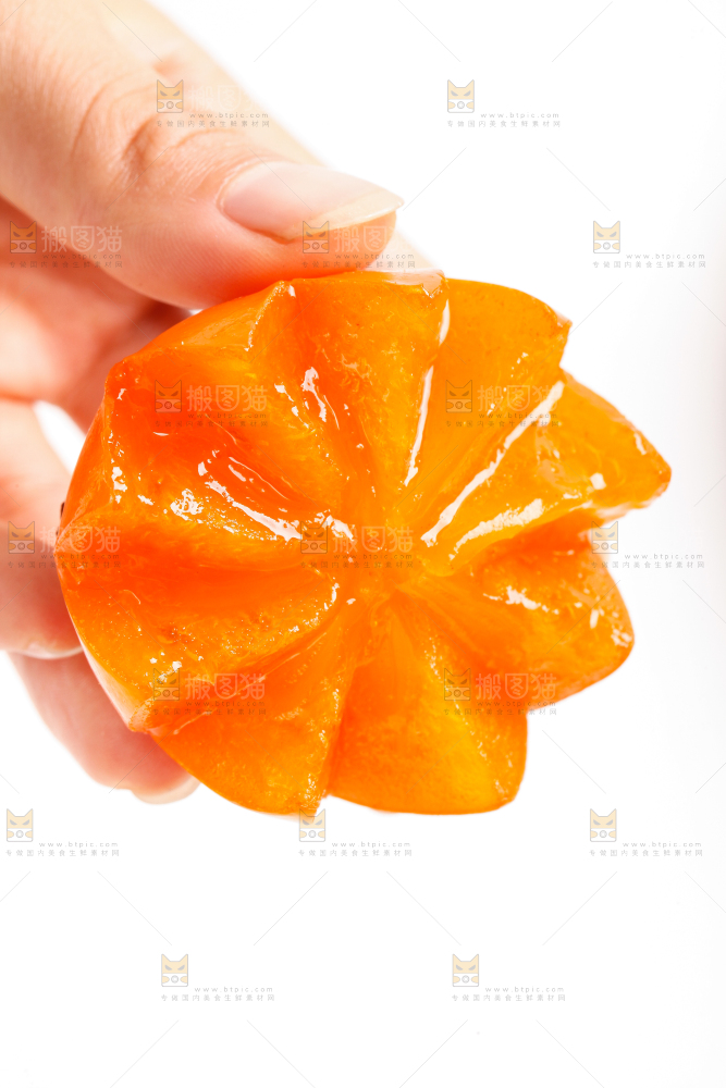 手里拿着新鲜柿子