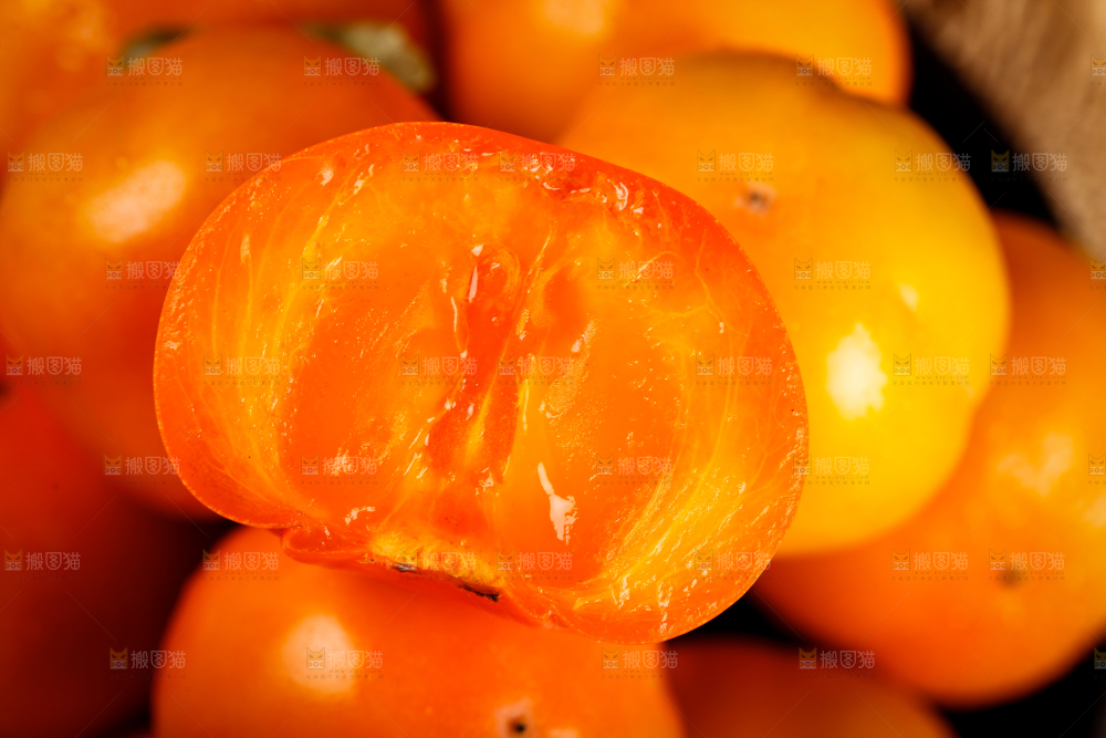 盘子里装着大柿子