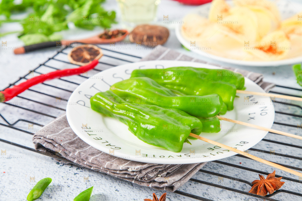 一盘青椒串放在浅底上