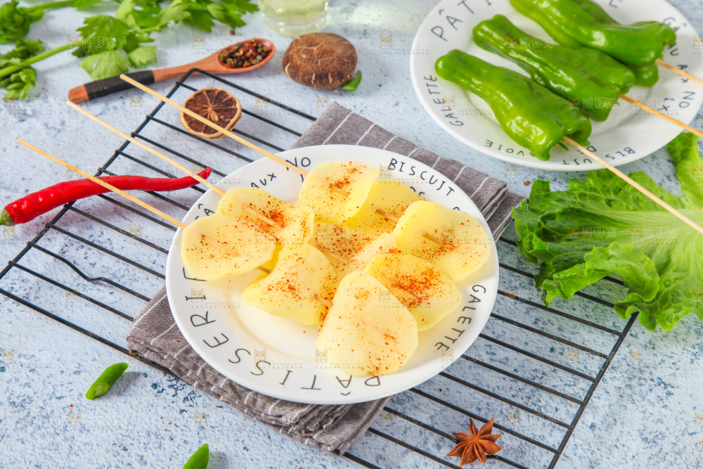 一盘土豆串放在浅底上