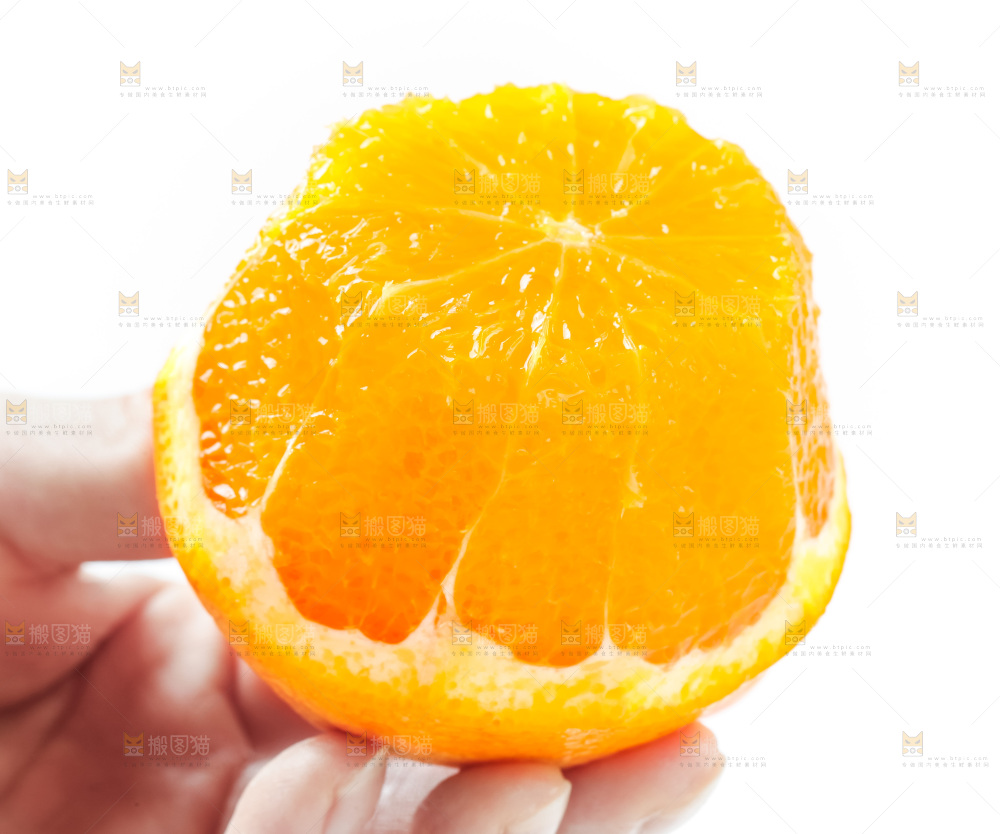 手拿新鲜橙子