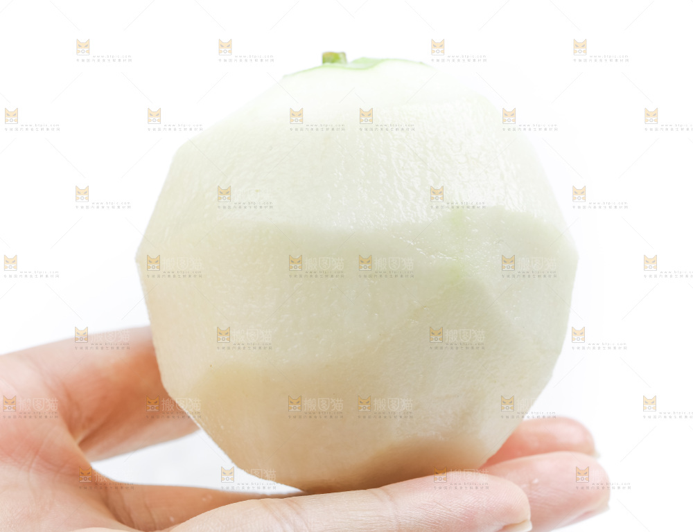 手拿削皮的陕西早酥梨