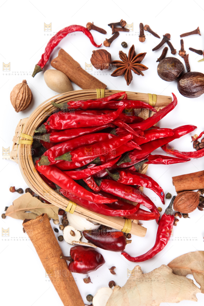 白底上放着香料组合