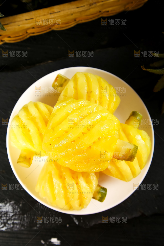 石板上放着泰国去皮小菠萝