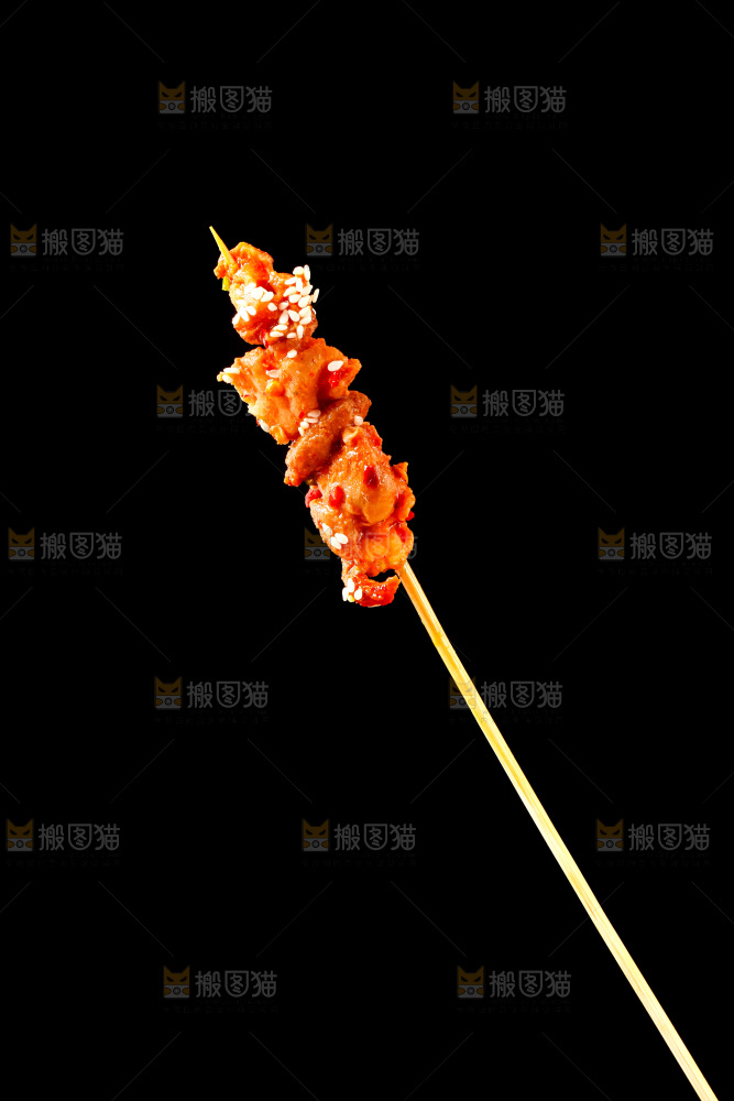 黑底上的肉串