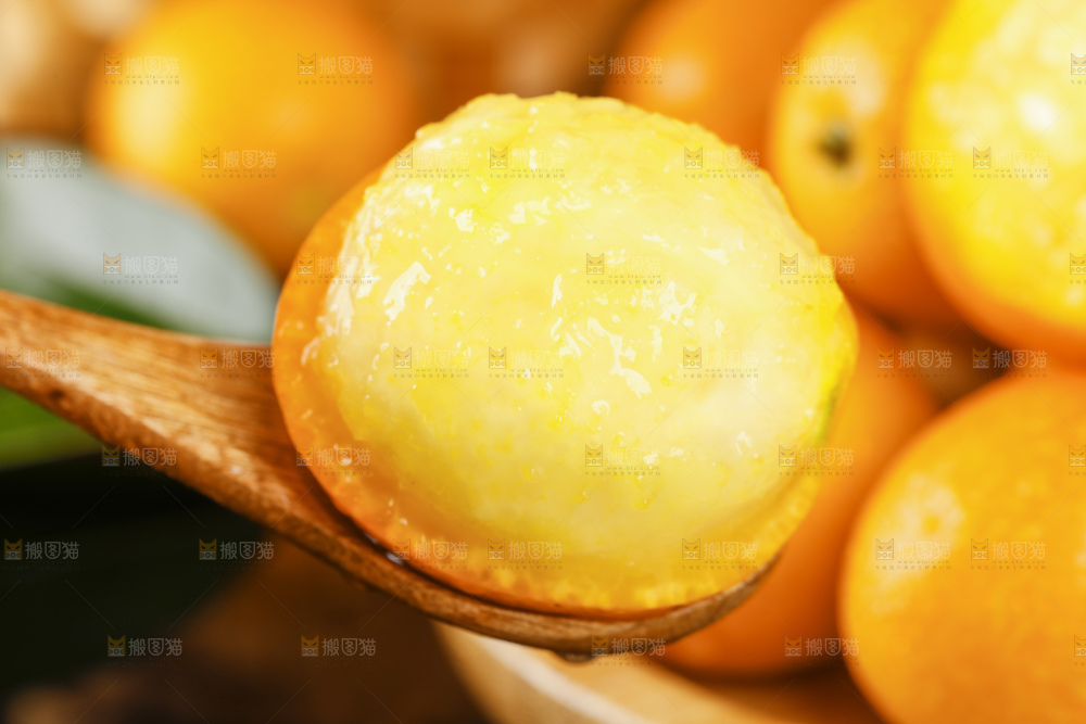 黑底上的小金桔