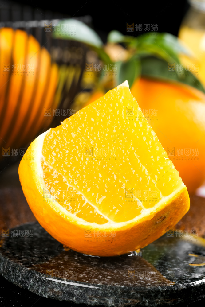 黑石板上的甜橙