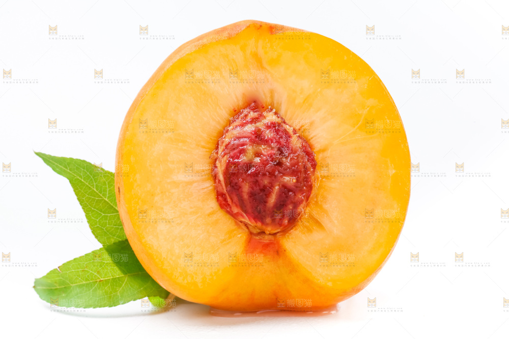 切开的山东黄桃放在白底上