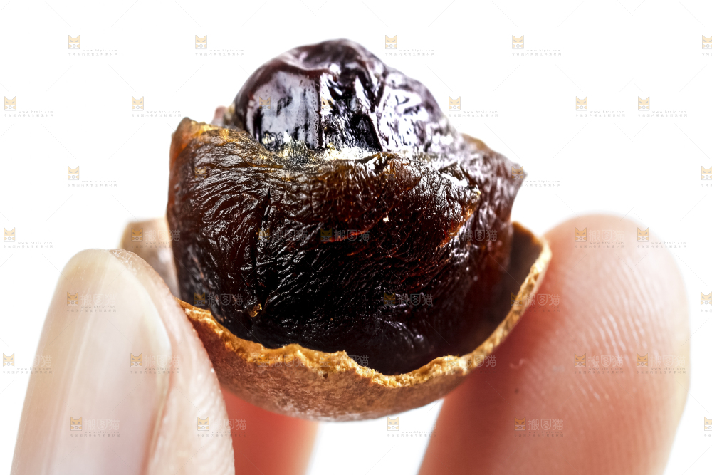 手拿去壳的桂圆