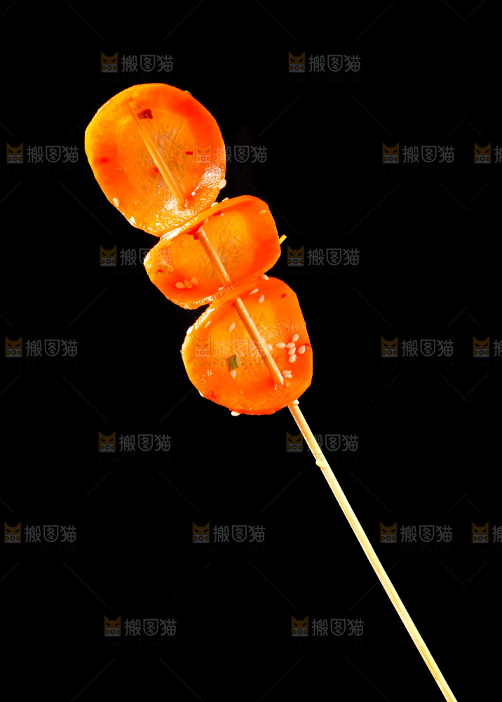 黑底上的土豆串