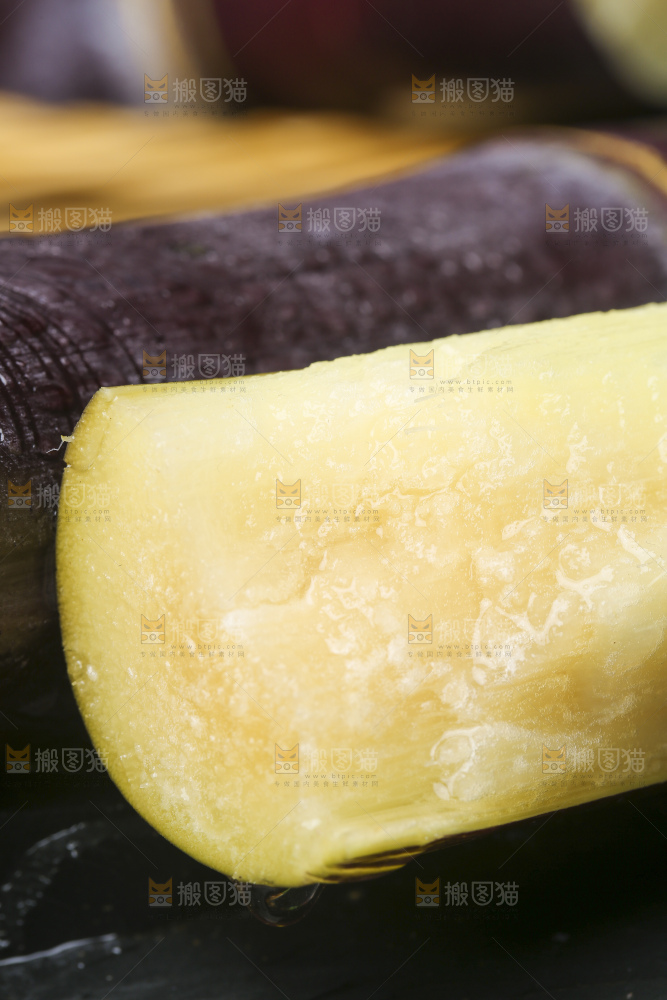 石板上放着广西黑皮甘蔗