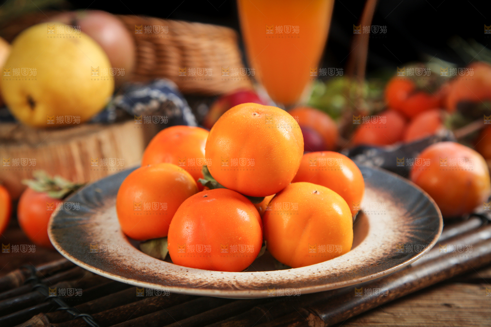 盘子里装着柿子