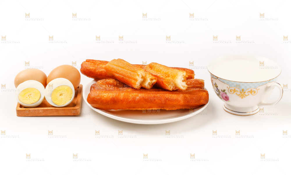 一盘鸡蛋油条放在白底上