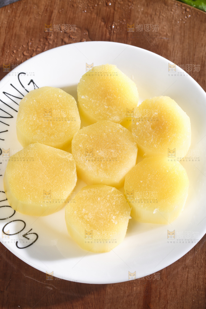 盘子里装着广西黑皮甘蔗