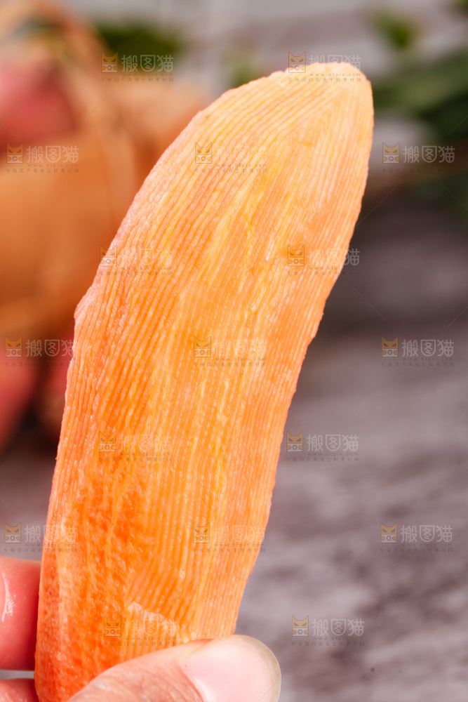 手上拿着小蜜薯