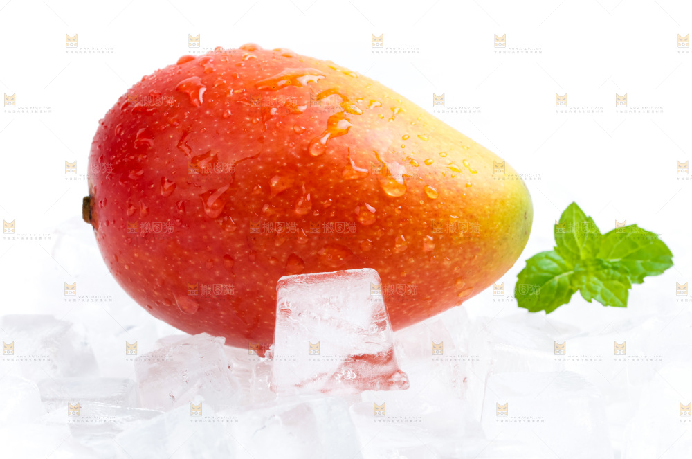 浅底上放着剥皮的贵妃芒