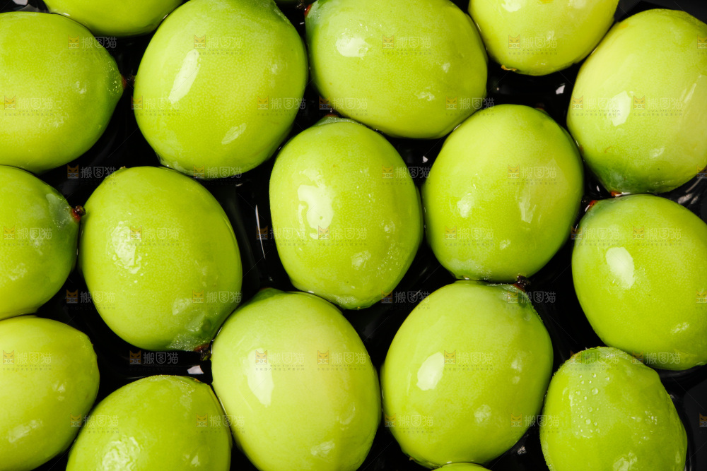 深底上的新鲜莲子