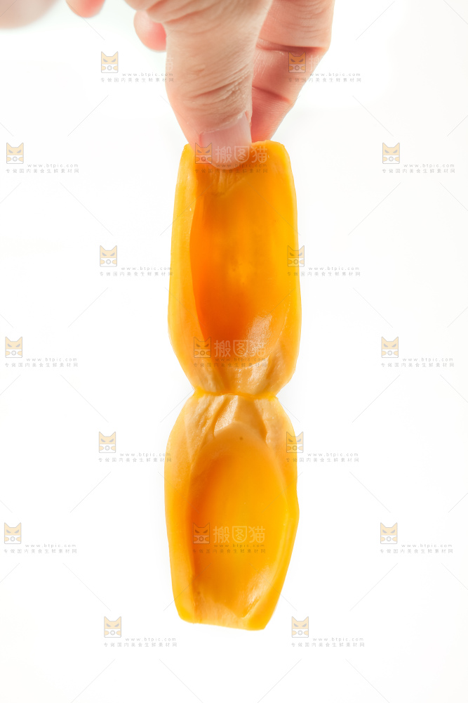 手里拿着新鲜菠萝蜜