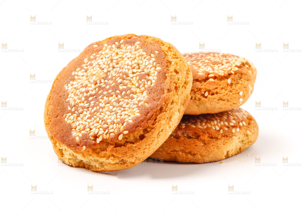 芝麻酥饼放在白底上